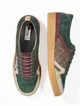 Zapatillas Morrison modelo Nineties color beige con detalles en celeste y estampado tribal. Fabricadas en serraje con suela color vainilla y cordones finos de algodón beige.