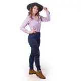 Pantalón cargo azul marino con bolsillos laterales y traseros, de corte ajustado.