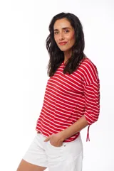 Remera a rayas horizontales rojas y blancas, con escote en V y mangas 3/4 con jaretas regulables.