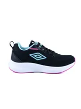 Championes deportivos Umbro modelo Vega para mujer, de color negro con detalles en celeste y fucsia. Presentan una suela blanca con base fucsia y el logo de la marca en el lateral.