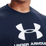 Remera Under Armour de hombre, color negro, de corte clásico y mangas cortas. Presenta el logo de la marca estampado en el pecho.