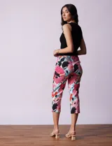 Pantalón capri de gabardina elastizada estampada, marca Zac & Rachel, con pretina ancha elastizada.
