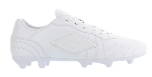 Championes de fútbol Umbro modelo Touch FG, color blanco total. Presentan un diseño clásico con costuras reforzadas en la puntera para mayor control del balón, el logo de la marca en relieve en el lateral y suela con tacos diseñados para césped natural.