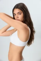 Soutien de diseño minimalista en color piel, con aro oculto para mayor comodidad y breteles finos ajustables.