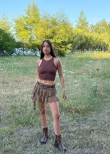 Musculosa negra de corte ajustado, con cuello redondo y diseño minimalista, ideal para uso diario.