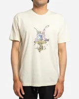 Remera blanca de manga corta y cuello redondo, con estampa frontal ilustrada de un hada sobre un hongo.