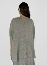 Saco tejido en hilo de lino color gris jaspeado, con cuello en V y cierre frontal con lazos.