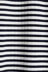 Vestido midi entallado sin mangas, de punto acanalado a rayas horizontales blancas y negras, con escote barco.