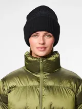 Gorro de lana tejido en punto acanalado con vuelta en el borde, de diseño clásico y textura suave.