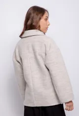 Tapado corto color beige de paño con dos bolsillos delanteros y botones veteados.