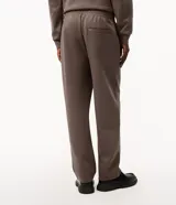 Pantalón masculino confeccionado en tejido de punto pesado con acabado liso, de corte recto y cintura elástica. Cuenta con bolsillos laterales funcionales.