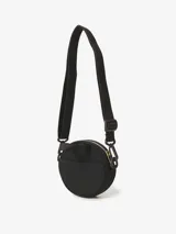 Cartera circular de Carhartt en color negro, confeccionada en nylon. Presenta un diseño minimalista con el logo de la marca grabado en relieve en el frente, cierre superior y correa ajustable extraíble.