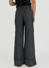 Pantalón palazzo color ladrillo, de tiro alto y corte amplio. Confeccionado en lino.