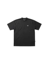 Remera de manga corta color negro con cuello redondo y logo pequeño estampado en el pecho.