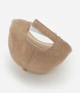 Gorra de feltro con ala curva y ajuste trasero mediante velcro. Diseño liso y minimalista.