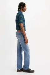 Jean de corte recto y relajado, con diseño de cinco bolsillos y cierre de bragueta. Presenta un lavado azul clásico con efecto desgastado.
