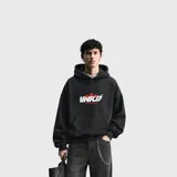 Hoodie negro de corte oversize con capucha y bolsillo frontal tipo canguro. Presenta un estampado gráfico en el pecho con el logo VNFO en blanco y tres estrellas rojas, acompañado por la leyenda 'BEYOND BORDERS'.