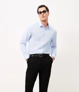 Pantalón de corte slim, color gris oscuro, con cintura elástica, trabillas para cinturón, cierre frontal y bolsillos laterales.