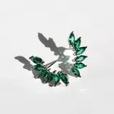 Par de aros trepadores plateados con cristales verdes en forma de lágrima.