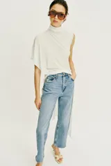 Jeans Z1975 de tiro alto y pernera recta con cinco bolsillos, cierre frontal con cremallera y botón, en color celeste claro lavado.