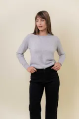 Buzo de punto color beige melange, de manga larga, cuello redondo y corte recto.