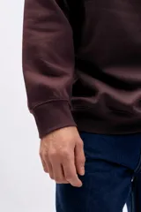 Buzo deportivo de hombre con medio cierre, cuello polo y diseño de bloques de color en azul, beige y marrón.