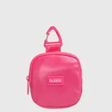 Estuche para audífonos Bubba color fucsia, compacto y acolchado, con cierre perimetral y gancho mosquetón superior para colgar. Cuenta con el logotipo de la marca aplicado al frente.