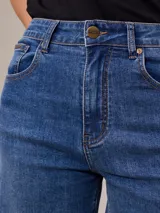 Short de jean elastizado en color azul claro, de tiro alto con cierre y botón metálico, diseño clásico de cinco bolsillos con costuras a contratono.