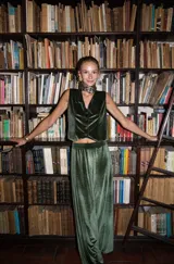 Pantalón tipo palazzo de terciopelo verde, con cintura elástica y corte holgado.