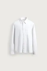 Camisa regular fit de hombre, confeccionada en denim fluido blanco con mezcla de lyocell, algodón y lino. Presenta cuello camisero, manga larga con puños abotonados, cierre frontal de botones y un bolsillo aplicado en el pecho.