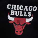 Pantalón de jogging color crema con puños ajustados, cintura elástica con cordón y logo de Los Angeles Lakers en el bolsillo lateral.