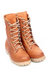 Borcego clásico de cuero liso color beige, con cordones y suela track.