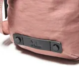 Morral de nailon con acabado texturizado en color rosado, con compartimento principal con doble cierre, bolsillo frontal abierto y correa diagonal ajustable y desmontable. Incluye aplicación de etiqueta sintética negra con el logo grabado.