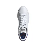 Championes adidas modelo Stan Smith, de color blanco con detalles perforados laterales y refuerzo en el talón con estampado geométrico multicolor. Incluye ojal superior en color amarillo.