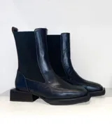 Botas negras de cuero con elástico lateral, punta cuadrada y taco de madera.