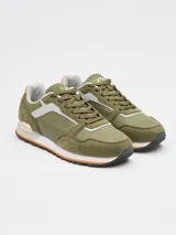 Championes urbanos Rusty modelo Nour, de diseño deportivo con paneles en tonos gris claro, blanco y detalles en celeste. Confeccionados en una combinación de materiales sintéticos y gamuza, cuentan con cordones frontales y suela de goma con relieve.