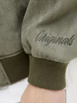 Campera bomber color verde militar, con cierre frontal, cuello, puños y ruedo de rib elástico.