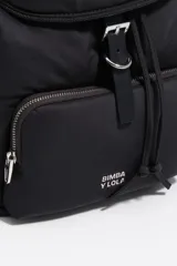 Mochila Pocket Bimba Y Lola negra de nylon con estructura blanda, bolsillos frontales y laterales con cierre, solapa superior con hebilla, detalles de cordones en contraste y logo de la marca estampado en el frente.
