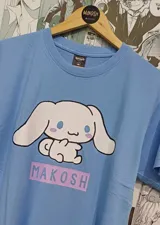 Remera celeste con estampado de Cinamoroll y el logo de la marca Makosh.