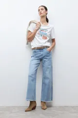 Remera blanca de manga corta con cuello redondo y un estampado frontal que simula una barra de café o té con el texto "TEA D'CLOCK".