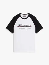Remera de cuello redondo con diseño de mangas raglán en contraste. Presenta un estampado frontal con el logo de Cadillac en fuente script y la inscripción Formula 1 Team junto al logo de Tommy Hilfiger.