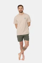 Short de baño azul marino liso, con cintura elástica y cordón regulable. Incluye bolsillos laterales tipo cargo y suspensor de malla fina.