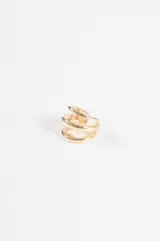 Earcuff triple de metal color dorado con diseño en espiral.