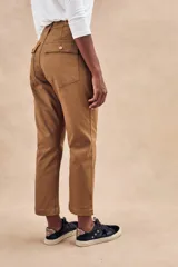 Pantalón cargo color verde oliva, de corte recto, con bolsillos laterales y traseros.