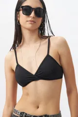 Top de bikini rojo con escote cruzado, breteles finos regulables y cierre trasero con broche.