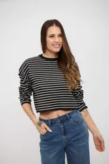 Buzo corto de tejido de punto con diseño a rayas horizontales blancas y negras, cuello redondo y mangas largas.