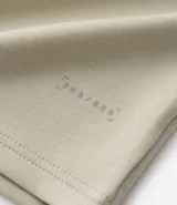 Remera deportiva de manga corta y cuello redondo, confeccionada con tecnología Dry para mayor transpirabilidad y control de la humedad. Presenta un diseño liso en color verde claro con un pequeño estampado de lettering en la parte inferior.