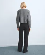 Jeans negros de tiro medio a bajo, corte recto y holgado, con diseño clásico de cinco bolsillos y cierre frontal con botón y cremallera.