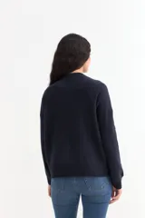 Sweater de punto color bordó con diseño de ochos en el frente y mangas, cuello redondo y puños acanalados.