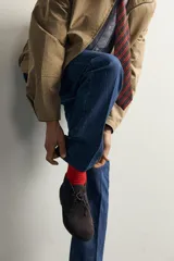 Bota de cordones tipo derby de la colección especial Aaron Levine x Zara, confeccionada en piel con acabado en serraje de color marrón. Cuenta con horma redonda, forro y plantilla interior de piel, y suela de goma Vibram.